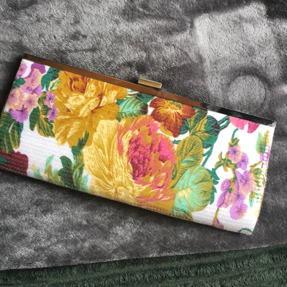 Sequins Embedded Floral Clutch